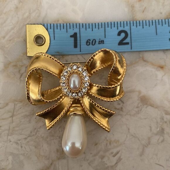 Vintage Gold Tone Pearl Necklace & Brooch Set - Picture 9 of 10